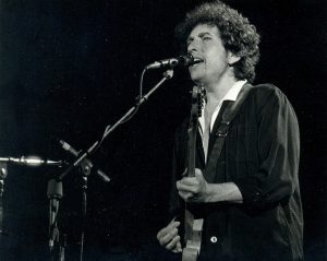 Bob Dylan singing and playing guitar