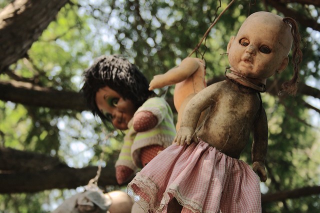 Esparta Palma "I see dead dolls ... Hanging like normal dolls" - Creative Commons