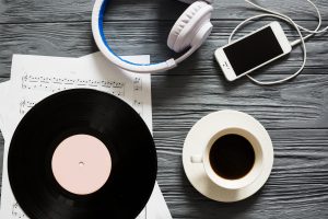 vinyl-coffee-cup-headphones