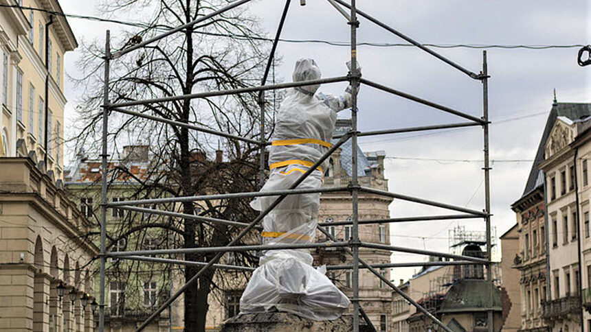 A statue in Lviv (in western Ukraine) is shrouded in protective material against the advance of Russian troops, March 13, 2022. Image - Getty iStockphoto: Ruslan Lytvyn