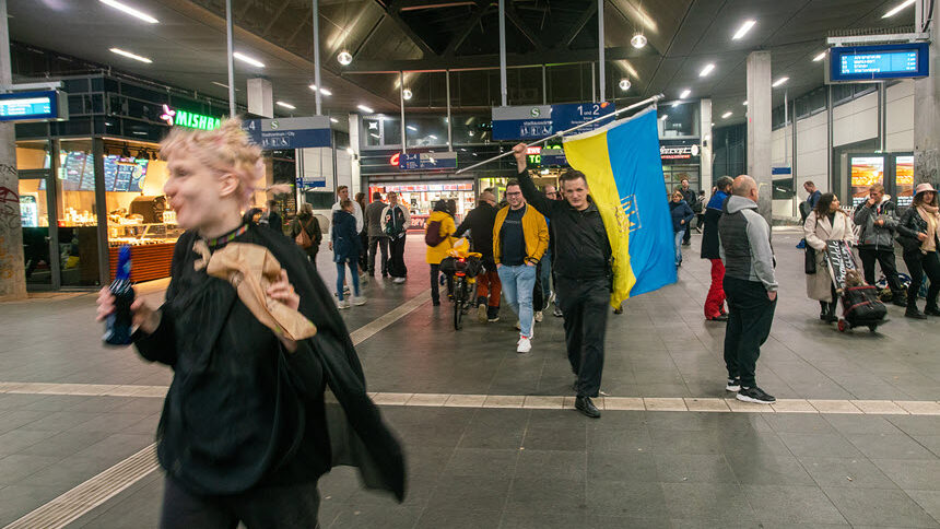 Supporters of Ukraine at Warschauer Strasse station in Berlin, September 20. Image - Getty iStockphoto: Fotofantastika 